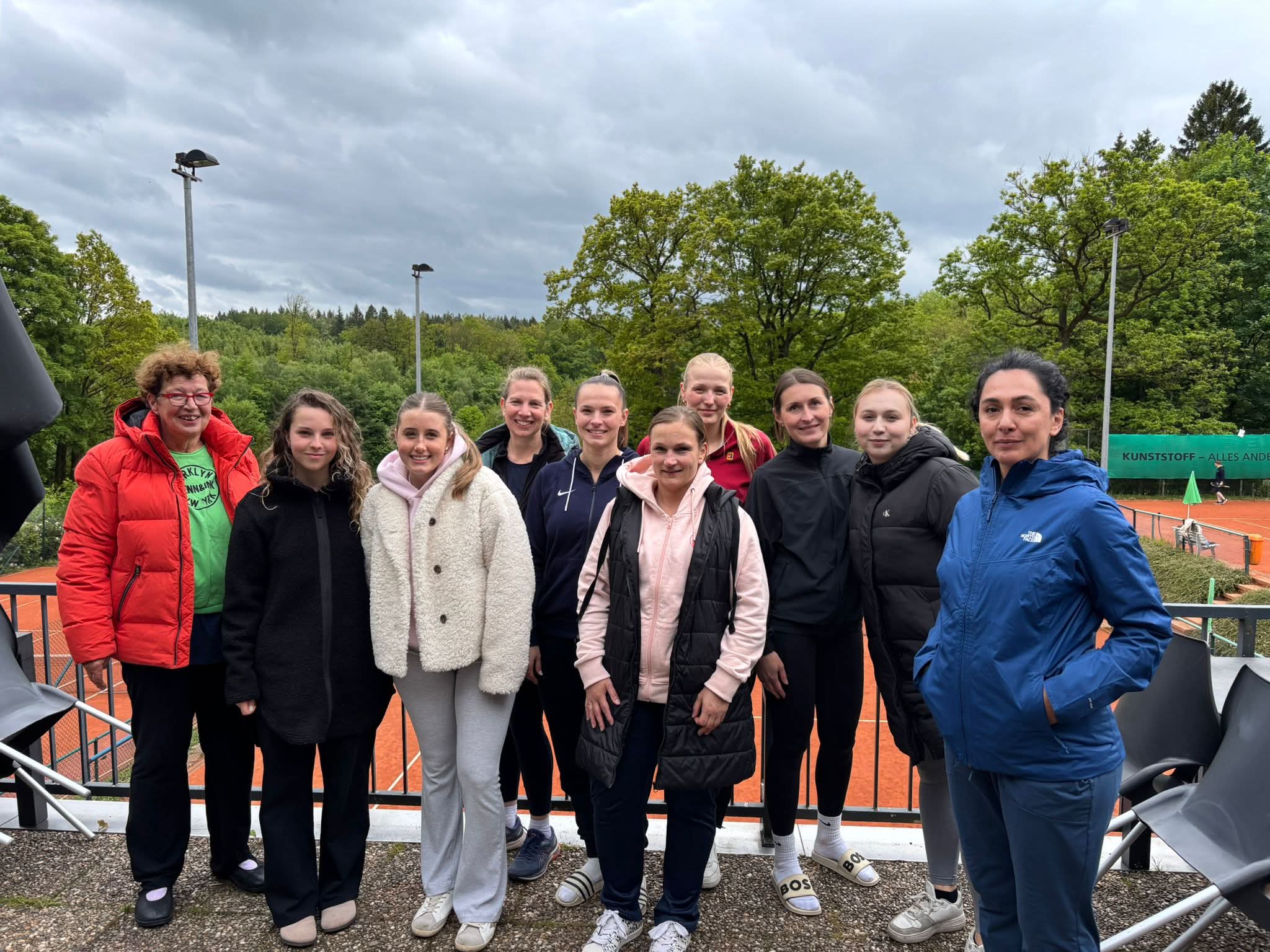 Weder die 2:4 Niederlage, noch das nasskalte Nieselwetter, konnten die Stimmung nach der Auswärtspartie unserer Damenmannschaft beim TC Halver trüben.